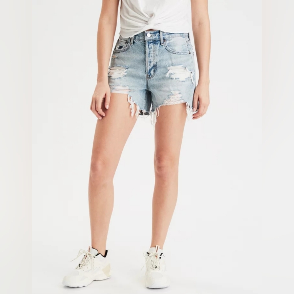 AE- American Eagle 90s Boyfriend Distressed Light Wash Denim Shorts Size 12